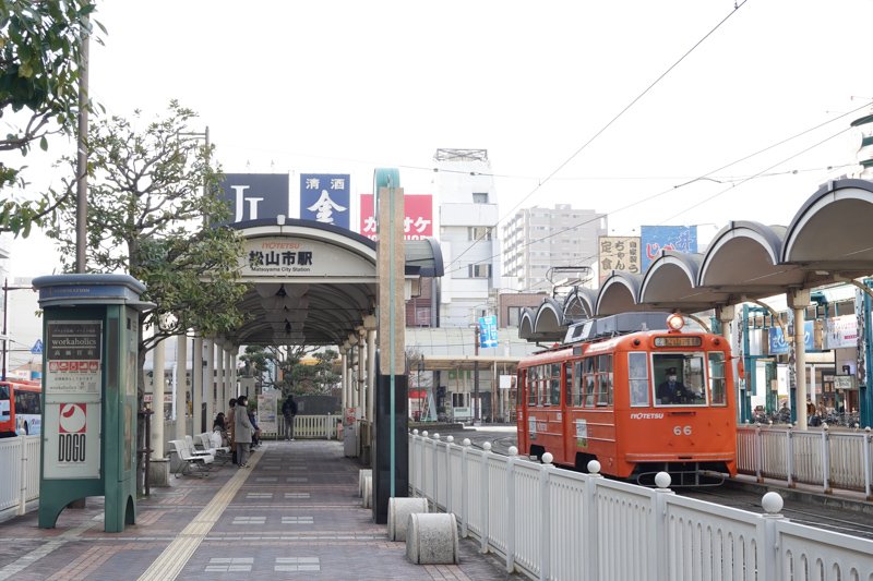 郊外電車や市内電車が集まる「松山市」駅