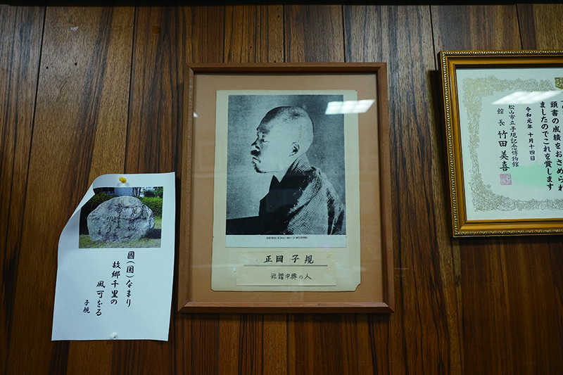 校長室には晩年の正岡子規の写真が飾られている